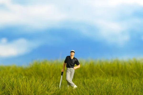 Miniaturmenschen Spielzeugfiguren Fotografie Ein Männlicher Golfer Steht Einem Strahlend Bewölkten — Stockfoto