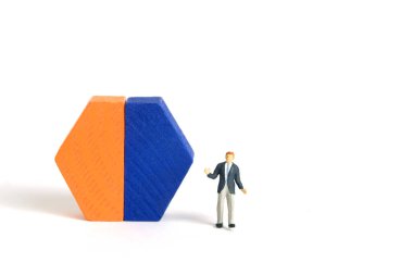 Minyatür insanlar oyuncak fotoğrafçılık. Ahşap çizelgenin önünde duran omuz silken bir iş adamı sunumu yapıyor. Beyaz arka planda izole edilmiş. Resim fotoğrafı.