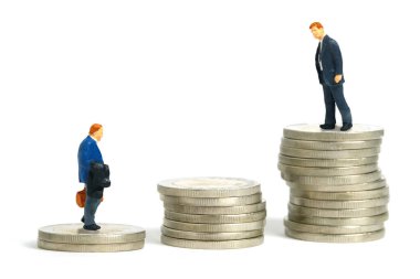 Minyatür insanlar oyuncak fotoğrafçılık. Madeni para yığınından yapılmış merdivenlerin üstünde duran iki işadamı. Beyaz arka planda izole edilmiş. Resim fotoğrafı.