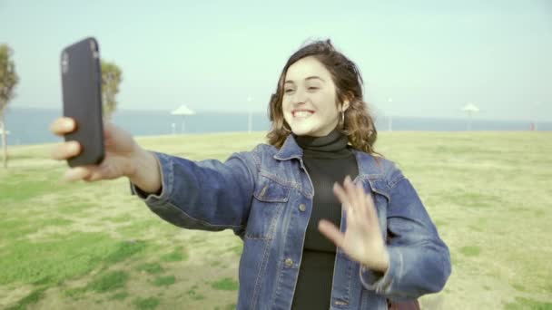 Jonge Student Een Meisje Een Park Aan Kust Een Zonnige — Stockvideo