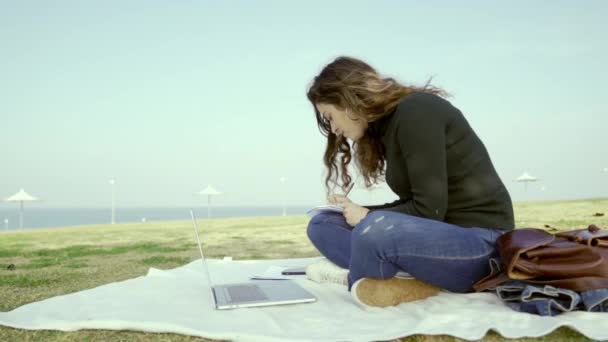 Jonge Student Zit Een Zonnige Dag Grond Een Park Aan — Stockvideo