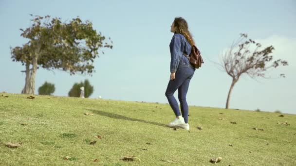 Tânără Studentă Află Într Parc Plajă Într Însorită Plimbă Urcă — Videoclip de stoc