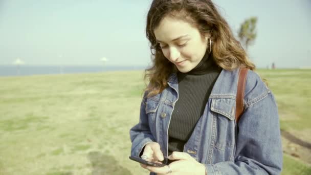 Jonge Student Een Meisje Het Park Aan Zee Een Zonnige — Stockvideo