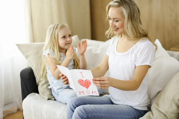 Bonne fête des mères. Enfant fille félicite maman et donne sa carte postale avec le dessin du cœur. Concepts famille et enfance — Photo