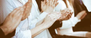 İş adamları toplantı ya da konferansta alkışlar ve alkışlar, yakın çekim. Modern beyaz ofisteki bir grup tanınmayan iş adamı ve kadın. Başarı takım çalışması ya da kurumsal koçluk kavramı