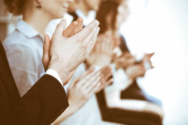 İş adamları toplantı ya da konferansta alkışlar ve alkışlar, yakın çekim. Modern beyaz ofisteki bir grup tanınmayan iş adamı ve kadın. Başarı takım çalışması ya da kurumsal koçluk kavramı