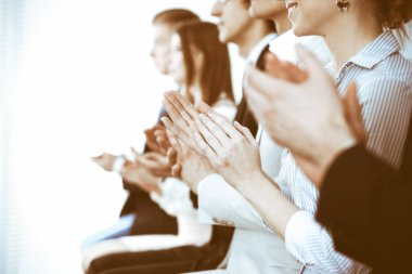 İş adamları toplantı ya da konferansta alkışlar ve alkışlar, yakın çekim. Modern beyaz ofisteki bir grup tanınmayan iş adamı ve kadın. Başarı takım çalışması ya da kurumsal koçluk kavramı