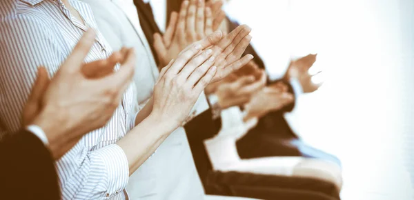 Business people clapping and applause at meeting or conference, close-up of hands. Group of unknown businessmen and women in modern white office. Success teamwork or corporate coaching concept — Stock Photo, Image