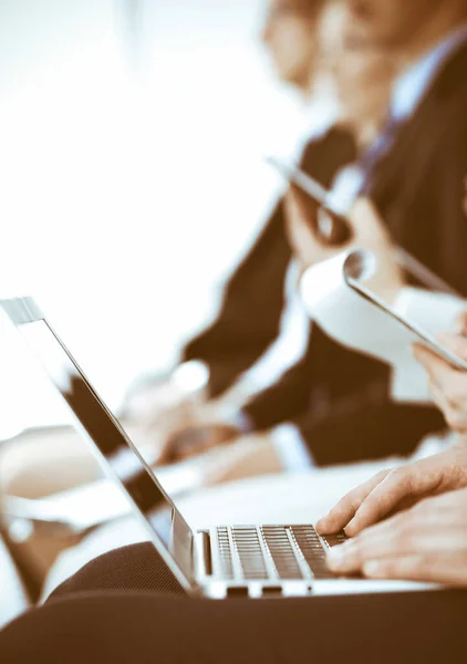 Uomini d'affari che lavorano a riunioni o conferenze, primo piano delle mani. Gruppo di uomini e donne d'affari sconosciuti nel moderno ufficio bianco. Concetto di lavoro di squadra o coaching — Foto Stock