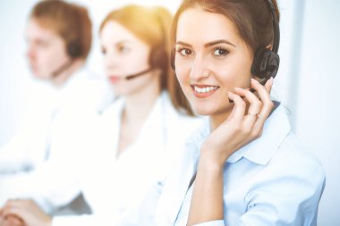 Merkezi ara. Kulaklıklı güzel iş kadınına odaklan.