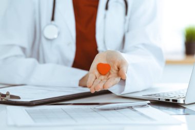 Elinde küçük bir kalp tutan kimliği belirsiz bir kadın doktor. Çocuk kardiyolojisi ve tıbbi bakım, kürtaj kavramını durdurun