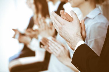 İş adamları toplantı ya da konferansta alkışlar ve alkışlar, yakın çekim. Modern beyaz ofisteki bir grup tanınmayan iş adamı ve kadın. Başarı takım çalışması ya da kurumsal koçluk kavramı