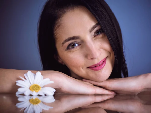 Porträt einer lächelnden brünetten Frau, die in die Kamera blickt. Schönheitskonzept — Stockfoto