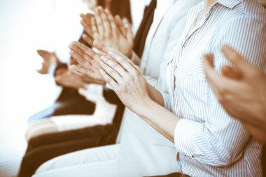 İş adamları toplantı ya da konferansta alkışlar ve alkışlar, yakın çekim. Modern beyaz ofisteki bir grup tanınmayan iş adamı ve kadın. Başarı takım çalışması ya da kurumsal koçluk kavramı