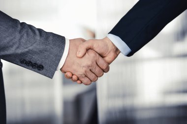 Ofisteki iş adamları ayakta ve el sıkışıyorlar, yakın plan. İş iletişimi kavramı. El sıkışma ve pazarlama