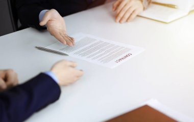 İş adamları güneşli, modern bir ofiste masa başında oturan bir sözleşmeyi tartışıyor. Meslektaşı olan isimsiz bir iş adamı, avukatlar görüşmede. Takım çalışması ve ortaklık kavramı