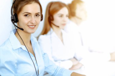 Merkezi ara. Kulaklıklı güzel iş kadınına odaklan.