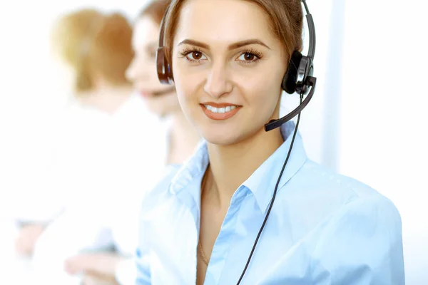 Volejte centrálu. Zaměřte se na krásné obchodní žena ve sluchátkách — Stock fotografie