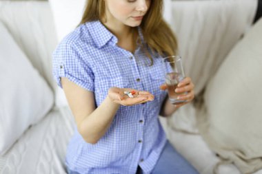 Güzellik uzmanı güneşli spa merkezinde genç esmer bir kadının yüzüne şırıngayla güzellik prosedürü uyguluyor. Kozmetik ilaç ve ameliyat, güzellik iğneleri.