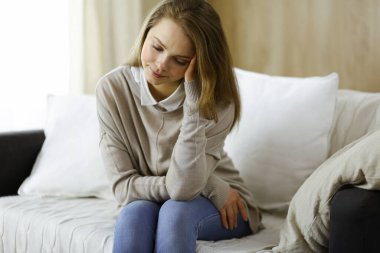 Evde çalışmaktan yorgun düşmüş bir kadın COVID-19 Coronavirus için kendini izolasyon karantinasından korkuyor. Akıl sağlığı, kaygı depresyondaki genç bayan