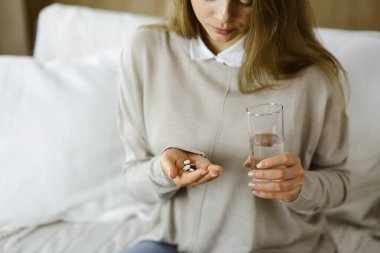 Güzellik uzmanı güneşli spa merkezinde genç esmer bir kadının yüzüne şırıngayla güzellik prosedürü uyguluyor. Kozmetik ilaç ve ameliyat, güzellik iğneleri.