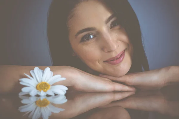 Porträt einer lächelnden brünetten Frau, die in die Kamera blickt. Schönheitskonzept — Stockfoto