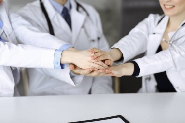 Bir grup modern doktor el ele verip hastalara yardım etmeye hazır. Coronavirus salgını sırasında tıpta takım çalışması. Covid 2019