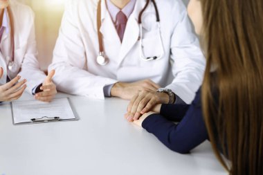 Bilinmeyen erkek-doktor, kadın hastasına güvence veriyor, yakın plan. Mükemmel tıbbi hizmet, Coronavirus salgını sırasında tıpta empati.