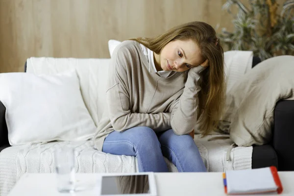 Fatigué bouleversé femme inquiète de la fatigue du travail au bureau à la maison et auto isolement quarantaine pour COVID-19 Coronavirus. Santé mentale, anxiété pensée déprimée jeune femme — Photo