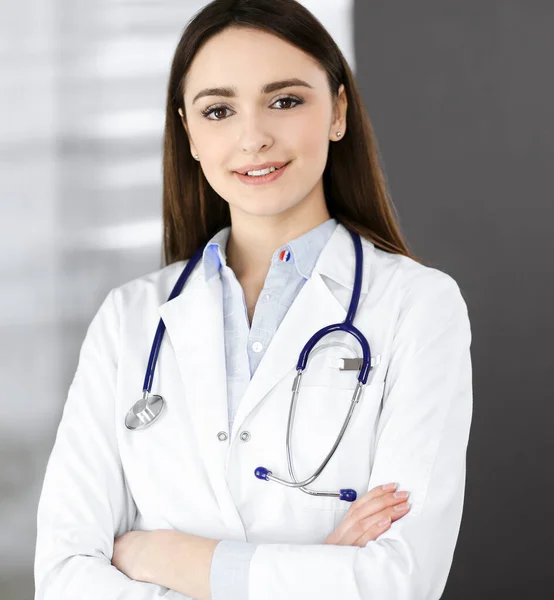 Usmívající se mladá žena-doktorka plní lékařská doporučení pomocí schránky. Terapeut v práci na klinice. Koncept medicíny — Stock fotografie