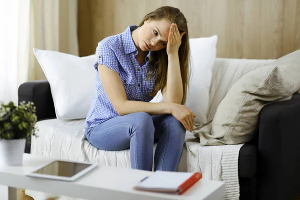 Fatiguée bouleversée, la femme s'inquiète de la fatigue due au travail domestique et de la quarantaine d'isolement pour le coronavirus COVID-19. Santé mentale, anxiété pensée déprimée jeune femme — Photo