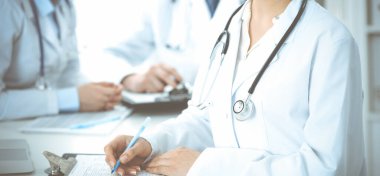 Bilinmeyen bir grup doktor klinikte otururken koronavirüs salgınını durdurmak için sorunları tartışıyor. Tıp konsepti