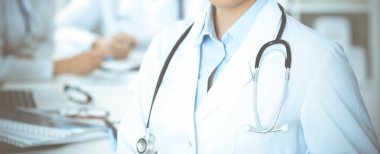 Bilinmeyen bir grup doktor klinikte otururken koronavirüs salgınını durdurmak için sorunları tartışıyor. Tıp konsepti