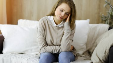 Ev işleri ve COVID-19 Coronavirus karantinası yüzünden yorgun düşmüş bir kadın.