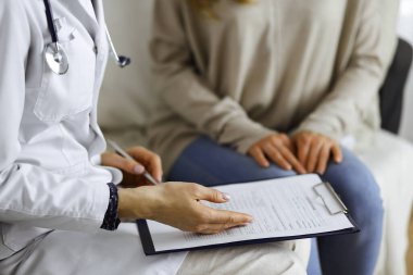Bilinmeyen kadın doktor ve hasta içeride otururken sağlık muayenesini tartışıyorlar. Coronavirus salgını ve kendini izolasyon karantinası süresince evde kal