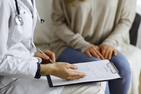 Bilinmeyen kadın doktor ve hasta içeride otururken sağlık muayenesini tartışıyorlar. Coronavirus salgını ve kendini izolasyon karantinası süresince evde kal