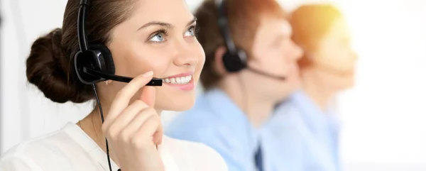 Centro de llamadas. Diversos operadores de servicio al cliente en auriculares en el trabajo en la oficina. Concepto empresarial —  Fotos de Stock