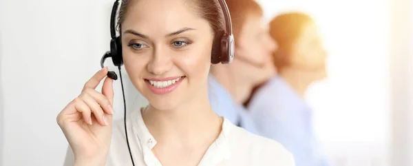 Callcenter. Diverse Kundendienstmitarbeiter in Headsets bei der Arbeit im Büro. Geschäftskonzept — Stockfoto