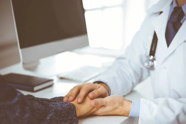 Amical médecin barbe-rouge rassurant sa patiente, gros plan. Éthique médicale et concept de confiance, thème de la médecine — Photo