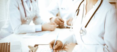 Bilinmeyen bir grup doktor klinikte otururken koronavirüs salgınını durdurmak için sorunları tartışıyor. Tıp konsepti