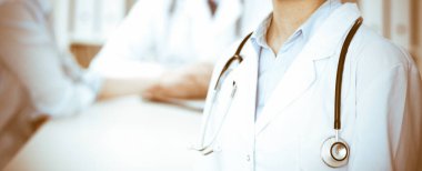 Bilinmeyen bir grup doktor klinikte otururken koronavirüs salgınını durdurmak için sorunları tartışıyor. Tıp konsepti