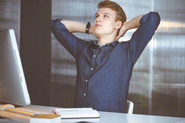 Genç sarışın işadamı ve programcı bilgisayarla sıkı çalıştıktan sonra el sıkışıyorlar. Girişim işi başarıya götürür