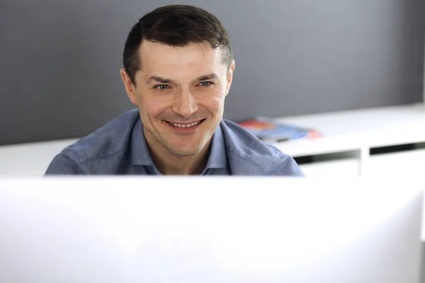 Homme d'affaires travaillant avec l'ordinateur dans un bureau moderne. Prise de vue de l'entrepreneur ou du directeur de l'entreprise sur le lieu de travail. Concept d'entreprise — Photo