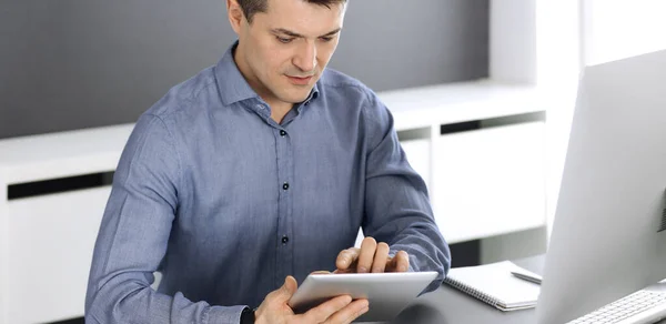 Geschäftsmann arbeitet im modernen Büro mit Tablet-Computern. Kopfschuss eines männlichen Unternehmers oder Firmendirektors am Arbeitsplatz. Geschäftskonzept — Stockfoto