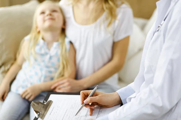 Dokter en patiënt. Kinderarts die klembord gebruikt terwijl ze een klein meisje onderzoekt met haar moeder in de kliniek thuis. Gelukkige schattige blanke kind bij medisch onderzoek. Geneesmiddelenconcept — Stockfoto