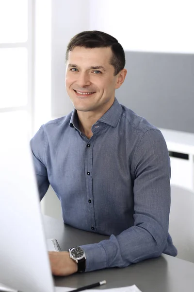 Homme d'affaires travaillant avec l'ordinateur dans un bureau moderne. Prise de vue de l'entrepreneur ou du directeur de l'entreprise sur le lieu de travail. Concept d'entreprise — Photo