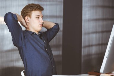 Genç sarışın işadamı ve programcı bilgisayarla sıkı çalıştıktan sonra el sıkışıyorlar. Girişim işi başarıya götürür