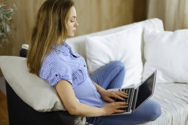 İş kadını Covid-19 karantinası sırasında dizüstü bilgisayarla çalışıyor. Coronavirus salgını sırasında evde konsept kal