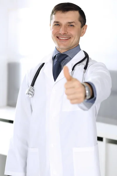 Dottore uomo allegro sorridente alla macchina fotografica, pollice in su. Servizio medico perfetto in clinica. Buon futuro in medicina e sanità — Foto Stock