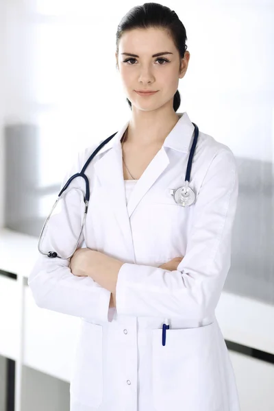 Doctora mujer alegre sonriendo a la cámara. Servicio médico perfecto en la clínica. Futuro feliz en medicina y salud — Foto de Stock